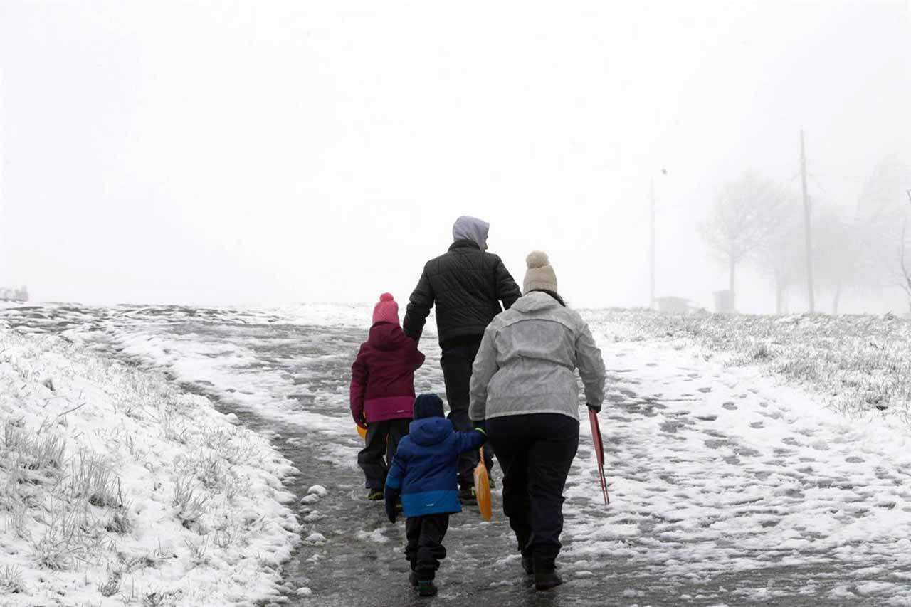 Una familia llega a la parroquia de O Cebreiro para disfrutar de la nieve, a 15 de enero de 2023, en Pedrafita do Cebreiro, Lugo, Galicia, (España). Gerard y Fien / Foto: EP