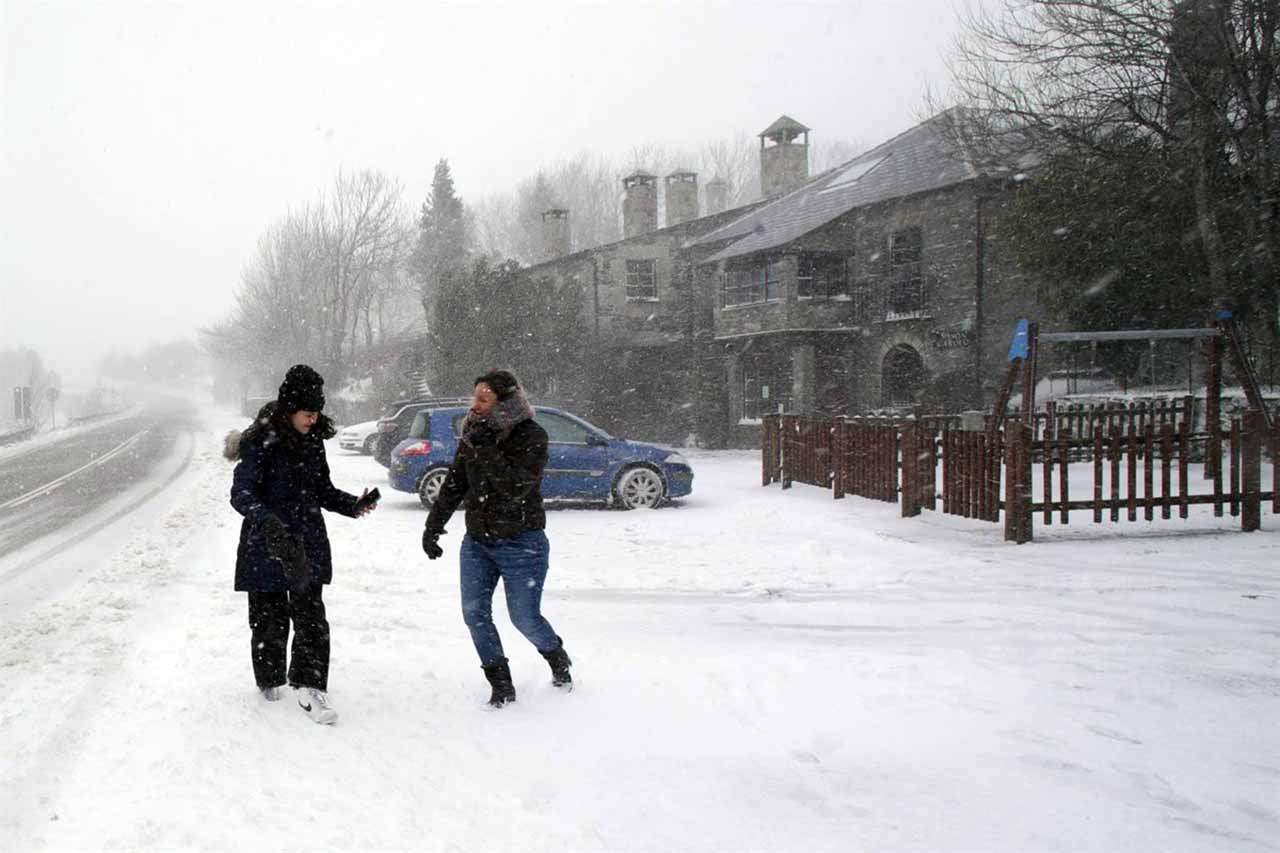 Dos personas caminan por una acera con nieve a 17 de enero de 2023, en Pedrafita do Cebreiro, Lugo, Galicia (España) / Foto: EP