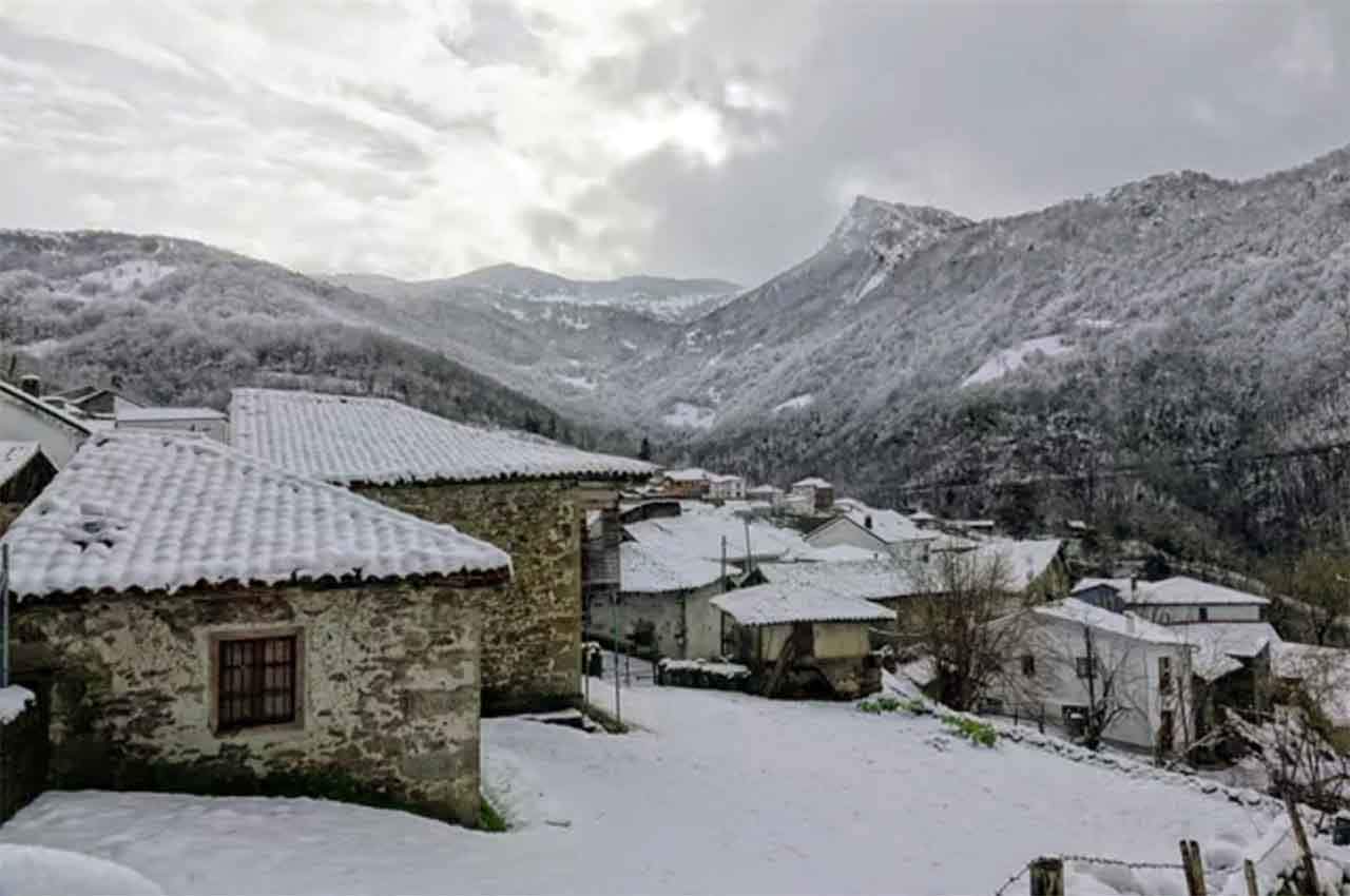 Varios tejados cubiertos por los efectos de las nevadas en San Juan de Beleño, Ponga, Asturias (España), a 18 de enero de 2023,  / Foto: EP
