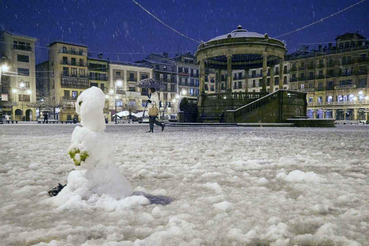 Un muñeco de nieve, a 19 de enero de 2023, en Pamplona, Navarra (España). Es "probable" que este viernes y remita el episodio invernal / Foto: EP