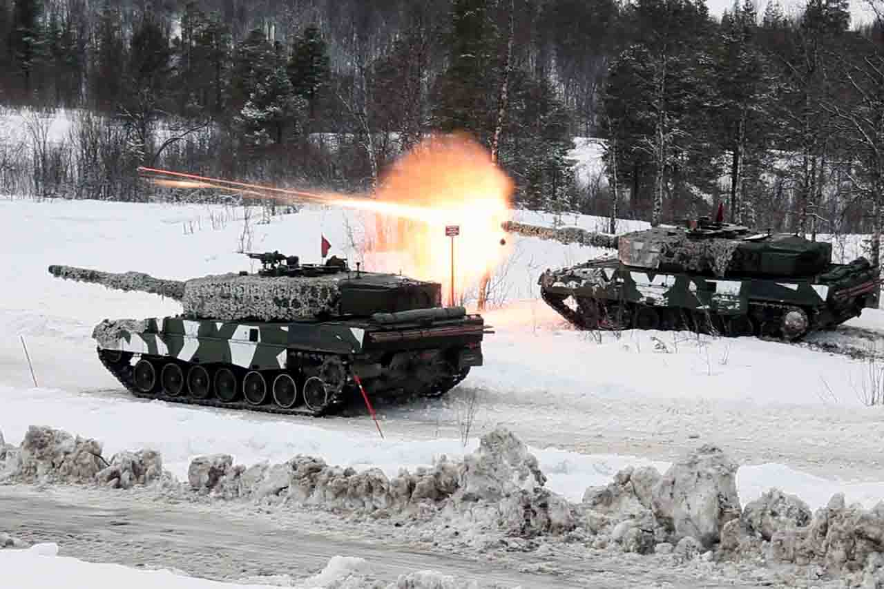 Dos tanques Leopard 2A4 del Ejército de Noruega disparan en unas maniobras / Foto: Wikimedia