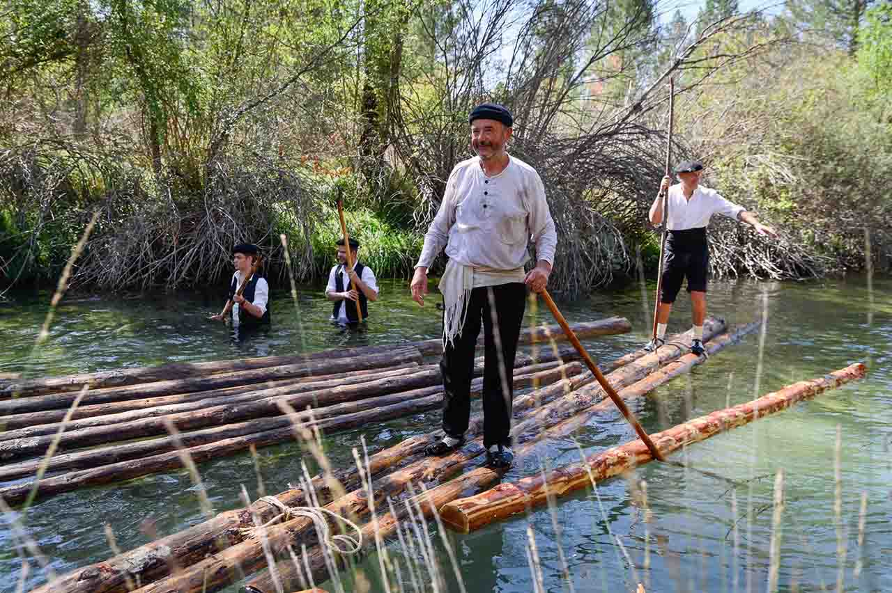 Gancheros dentro del agua durante la Fiesta de los Gancheros del Alto Tajo, a 27 de agosto de 2022, en Guadalajara, Castilla La Mancha (España). Planes hidrológicos / Foto: EP