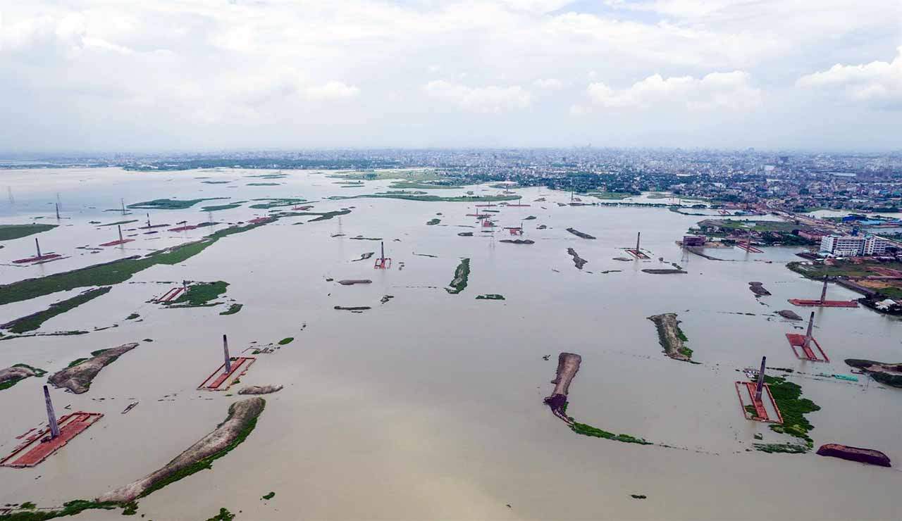 Vista aérea de las chimeneas de la fábrica local de ladrillos inundada por las lluvias monzónicas, 19 de agosto de 2022, Bangladesh, Dhaka. Subida del mar / Foto: EP