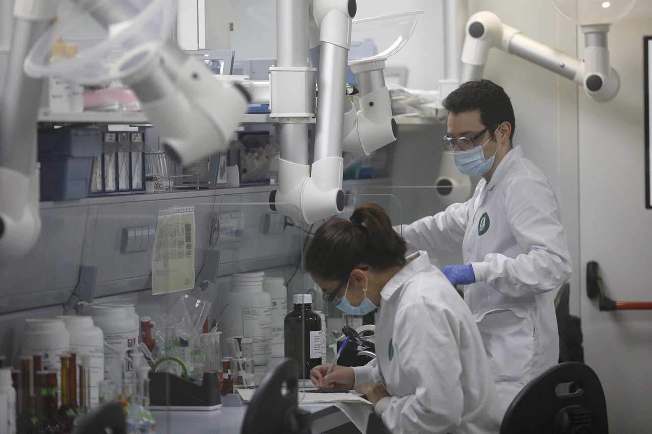 Plan de apoyo de la UE para hacer más verde la industria química. Laboratorio / Foto: Kike Rincón - EP