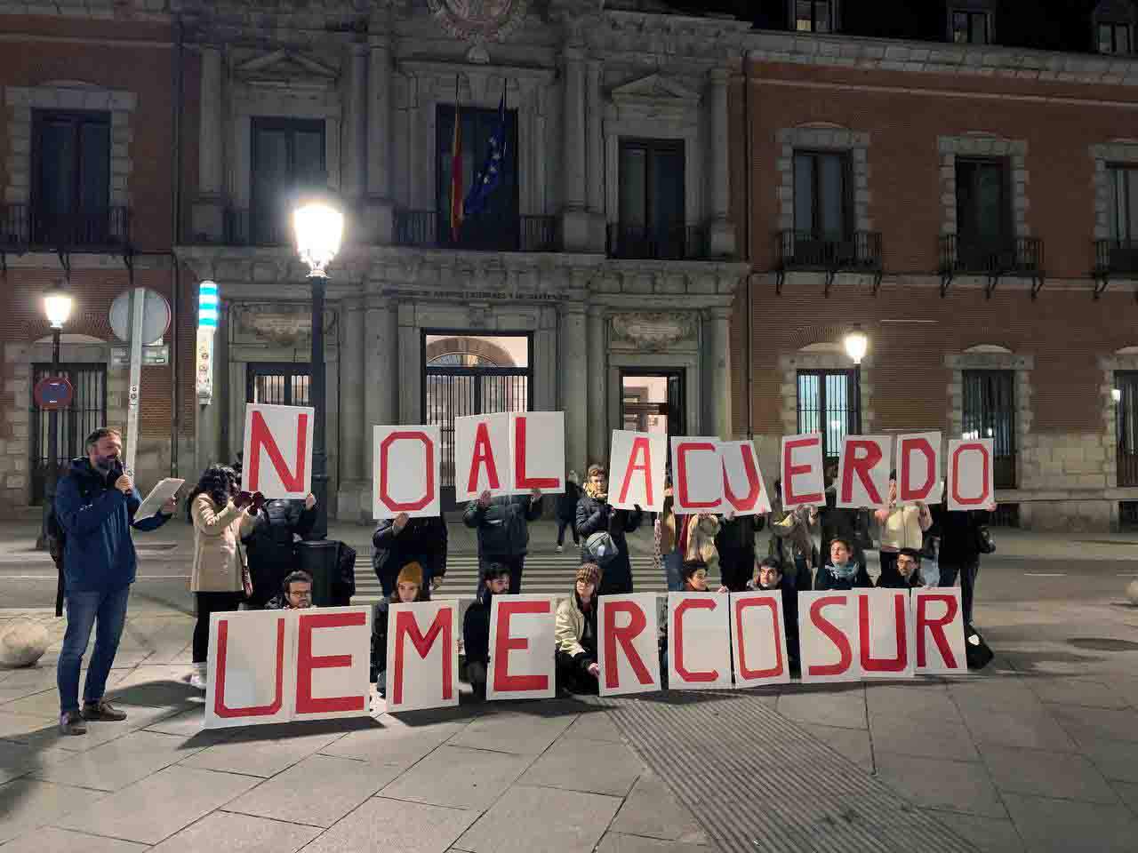 Un grupo de activistas sujeta el lema 'No al acuerdo comercial UE-Mercosur'
