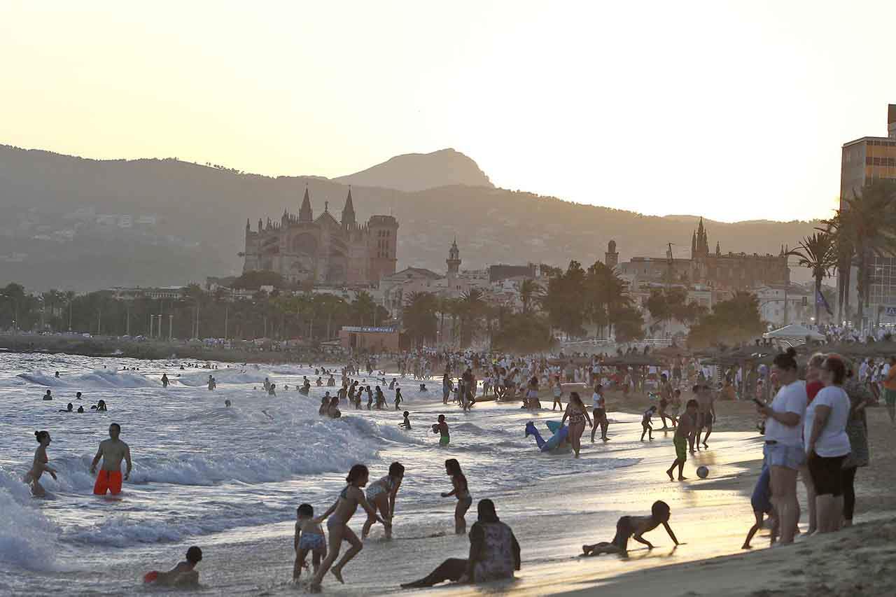 Una multitud personas se bañan en la playa, en Palma (Mallorca) / Foto: EP