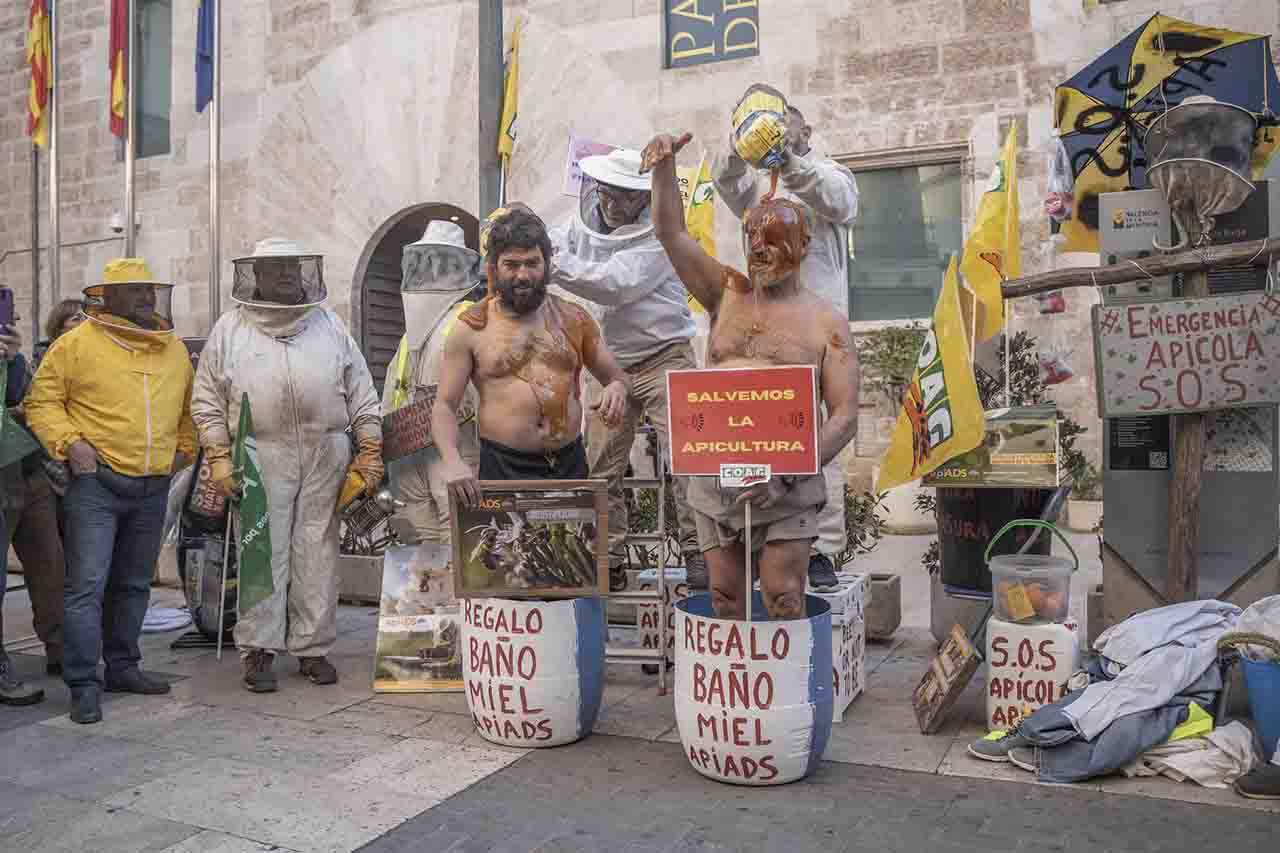 Baño de miel del sector de la apicultura. 'SOS apicultura en peligro de extinción' / Foto: Jorge Gil - EP