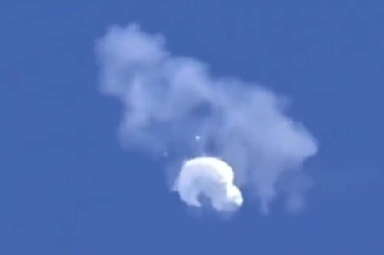 Primer plano del supuesto globo espía chino siendo derribado / Imagen: Twitter CNN