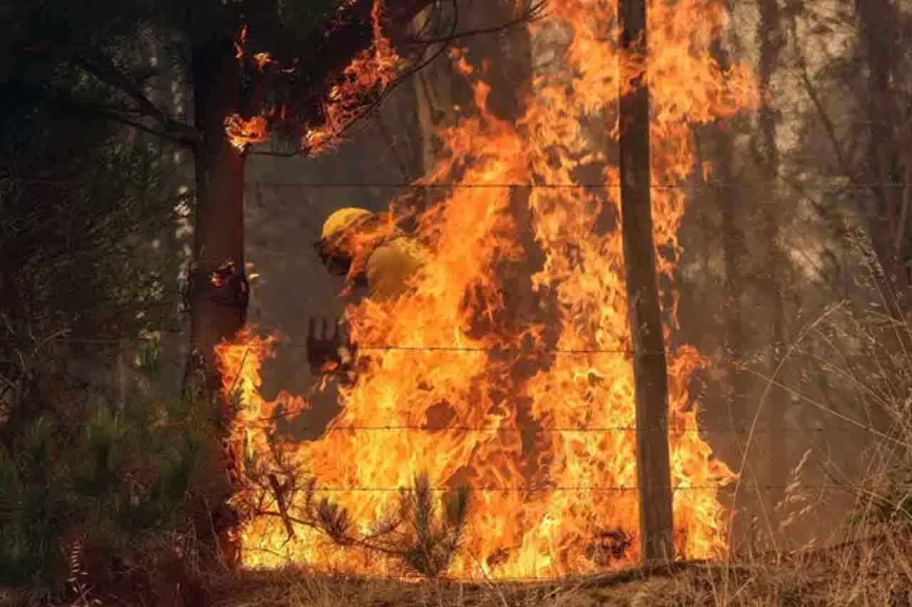 Un bombero trabaja para extinguir un incendio en Nacimiento, Chile / Foto: EP