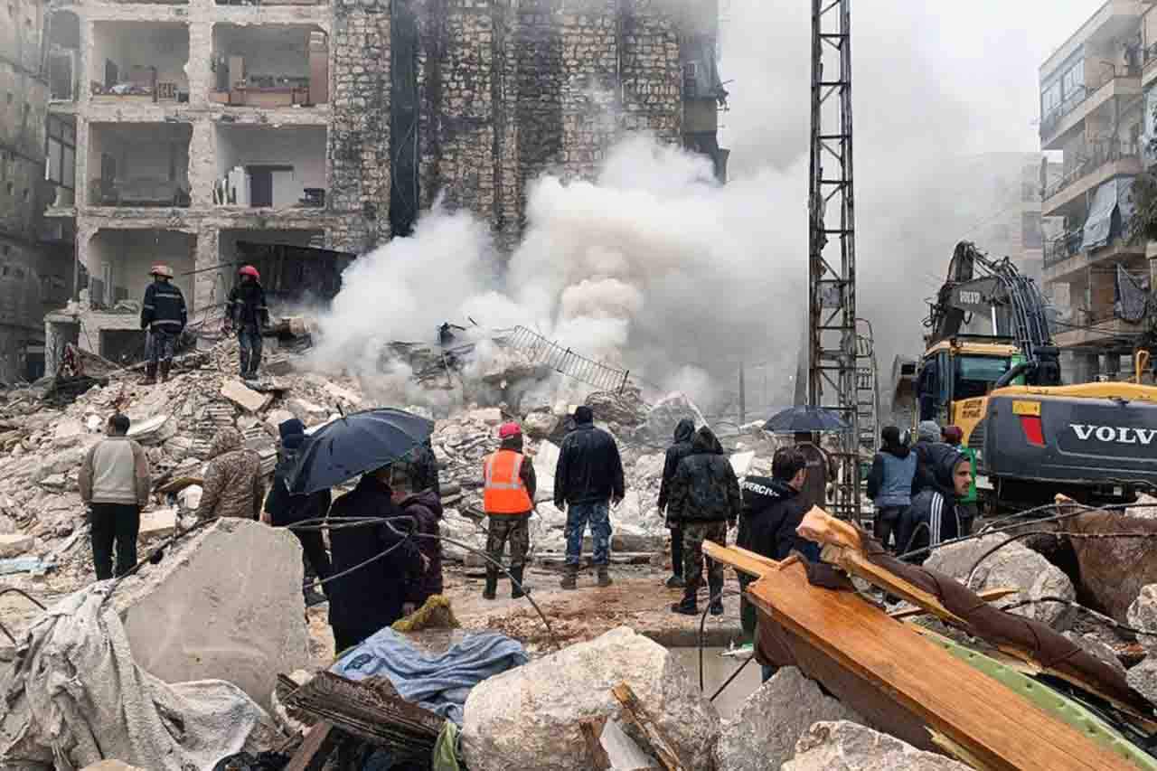 Daños materiales tras el derrumbe de un edificio en la ciudad siria de Alepo a causa del terremoto de magnitud 7,4 en el sur de Turquía / Foto: EP
