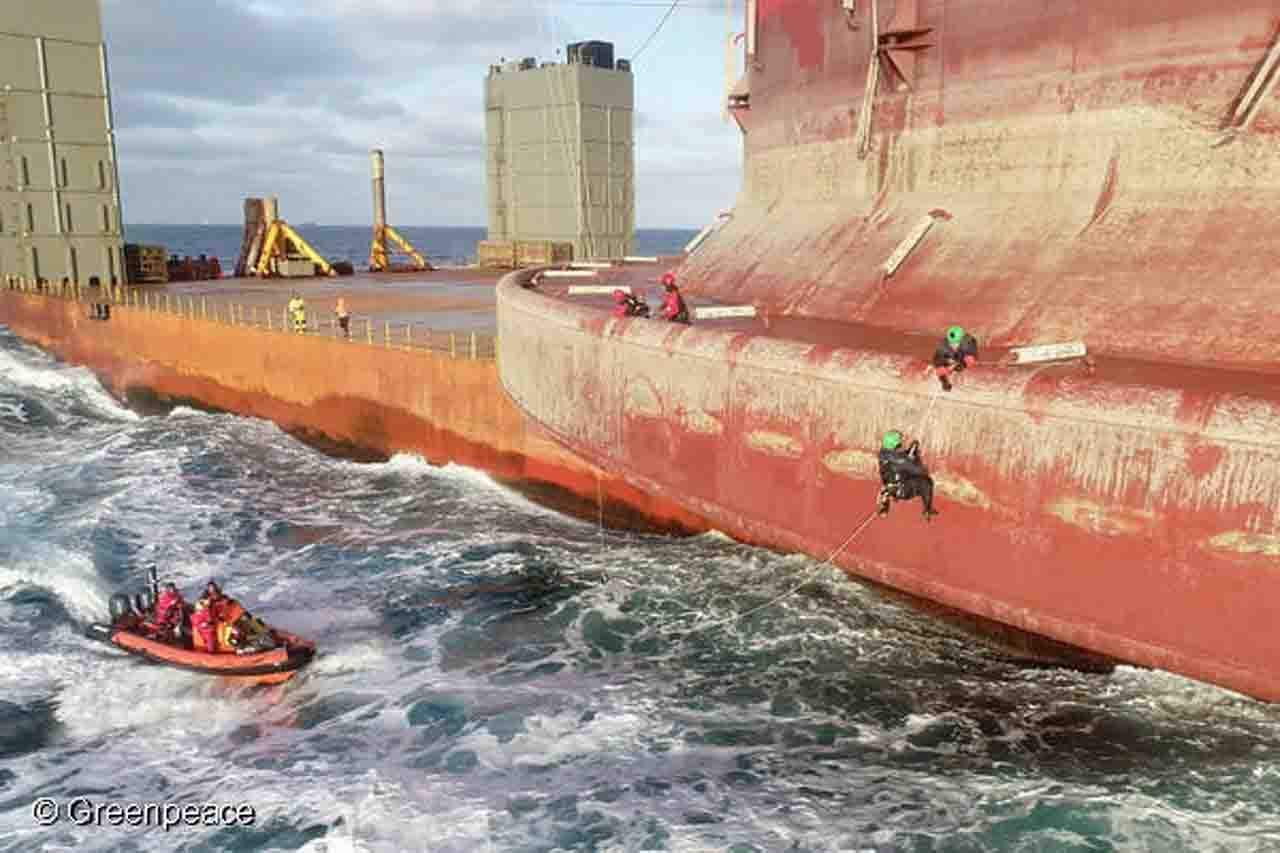 Dos activistas más de Greenpeace en la plataforma petrolera de Shell / Foto: Greenpeace