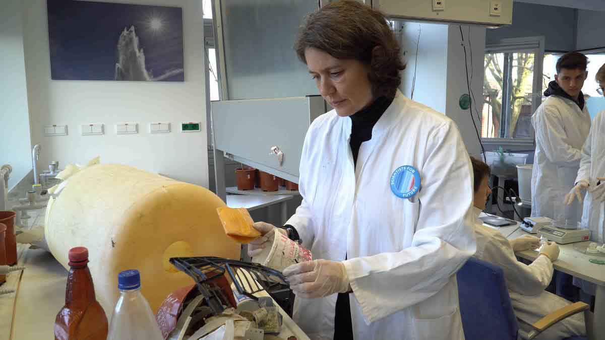 La doctora Melanie Bergmann, examina la composición y el origen de los residuos plásticos encontrados en el Ártico / Foto: AWI