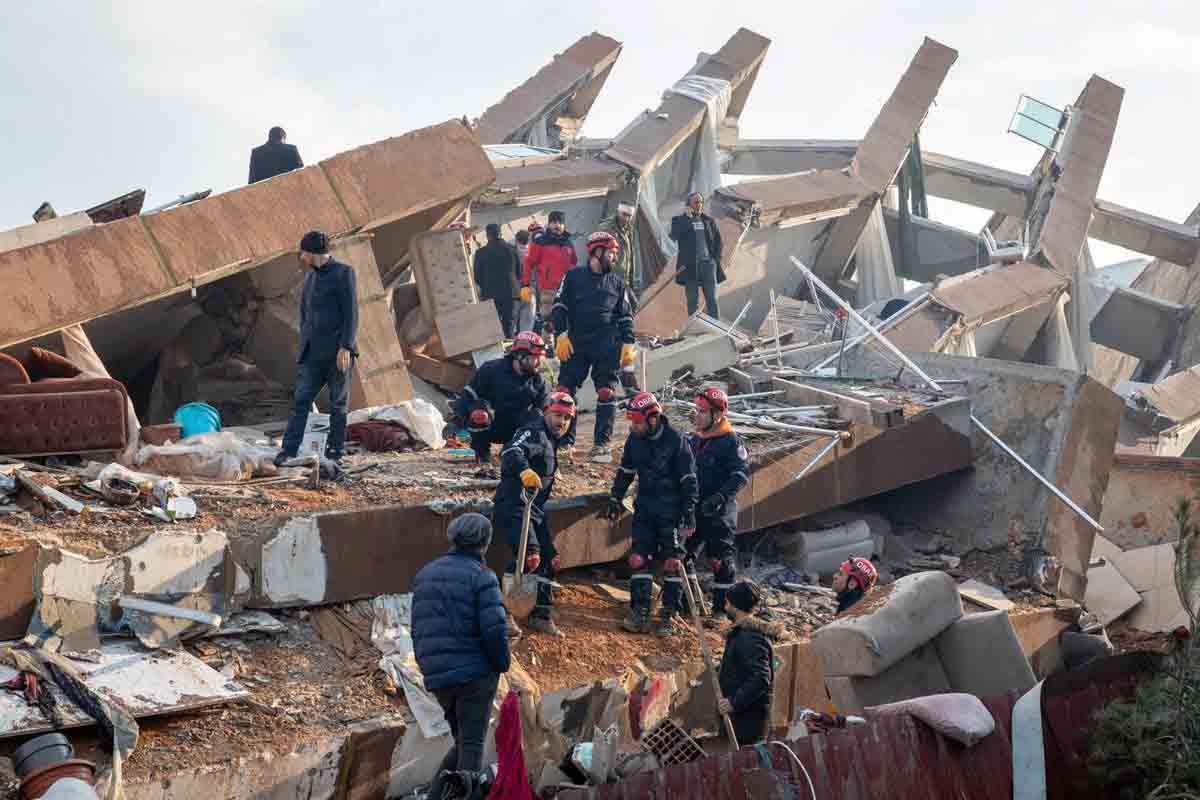 Servicios de rescate intentan sacar con vida a personas bajo los escombros de un edificio. Terremotos en Turquía y Siria / Foto: EP