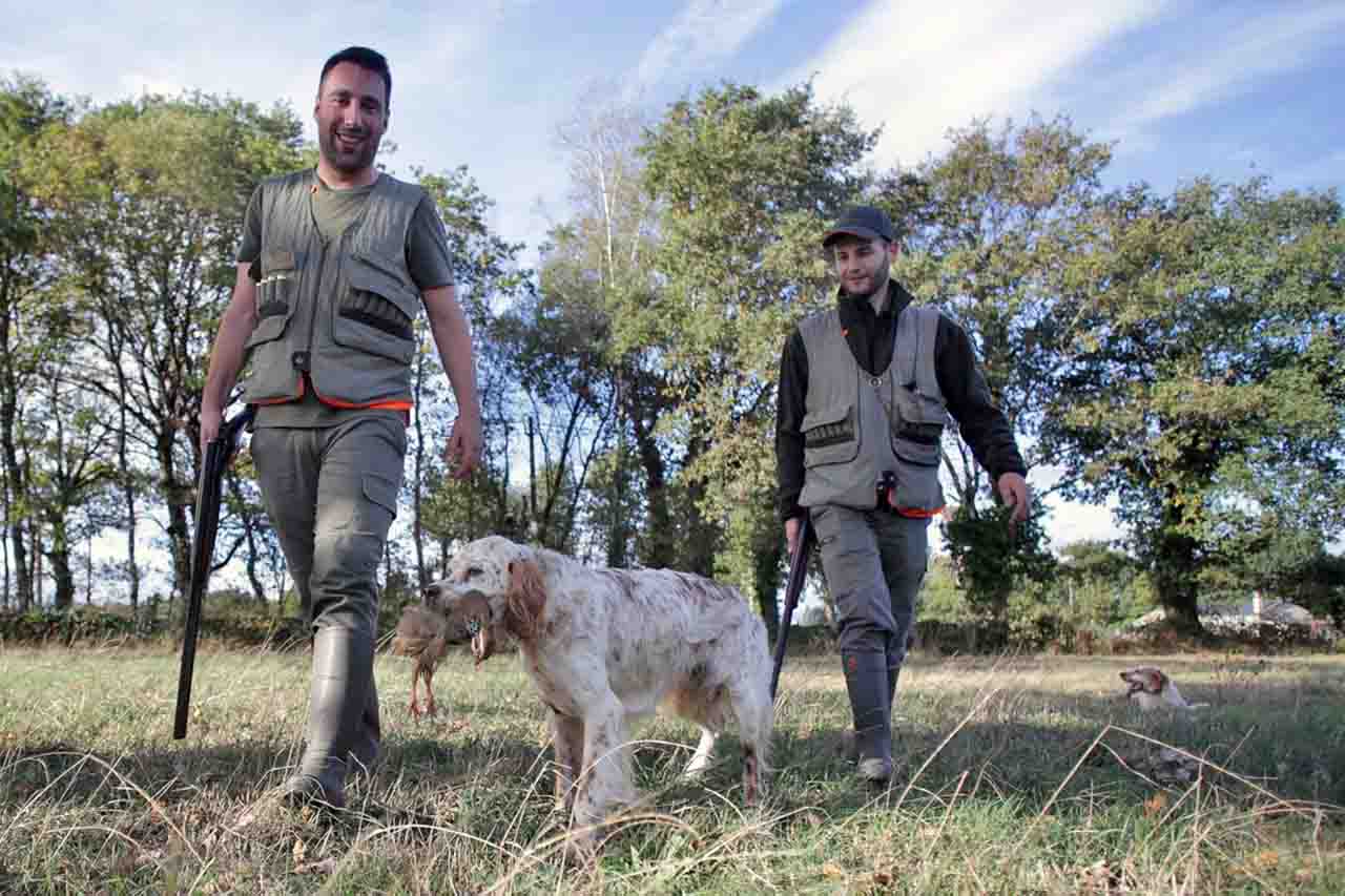 Dos cazadores pertenecientes al Coto de Cela y sus perros de caza, a 16 de octubre de 2022, en Vilela, Outeiro de Rei, Lugo, Galicia, (España). Ley de bienestar animal / Foto: EP