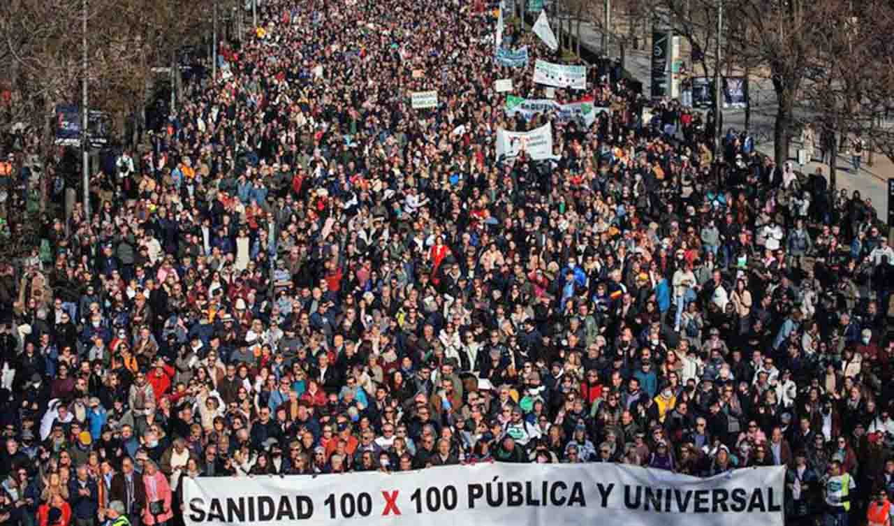 Miles de personas marchan contra el desmantelamiento de la Sanidad Pública, en la protesta bajo el lema 'Madrid se levanta y exige una Sanidad pública', hacia la plaza de Cibeles, a 12 de febrero de 2023, en Madrid (España) / Foto: EP