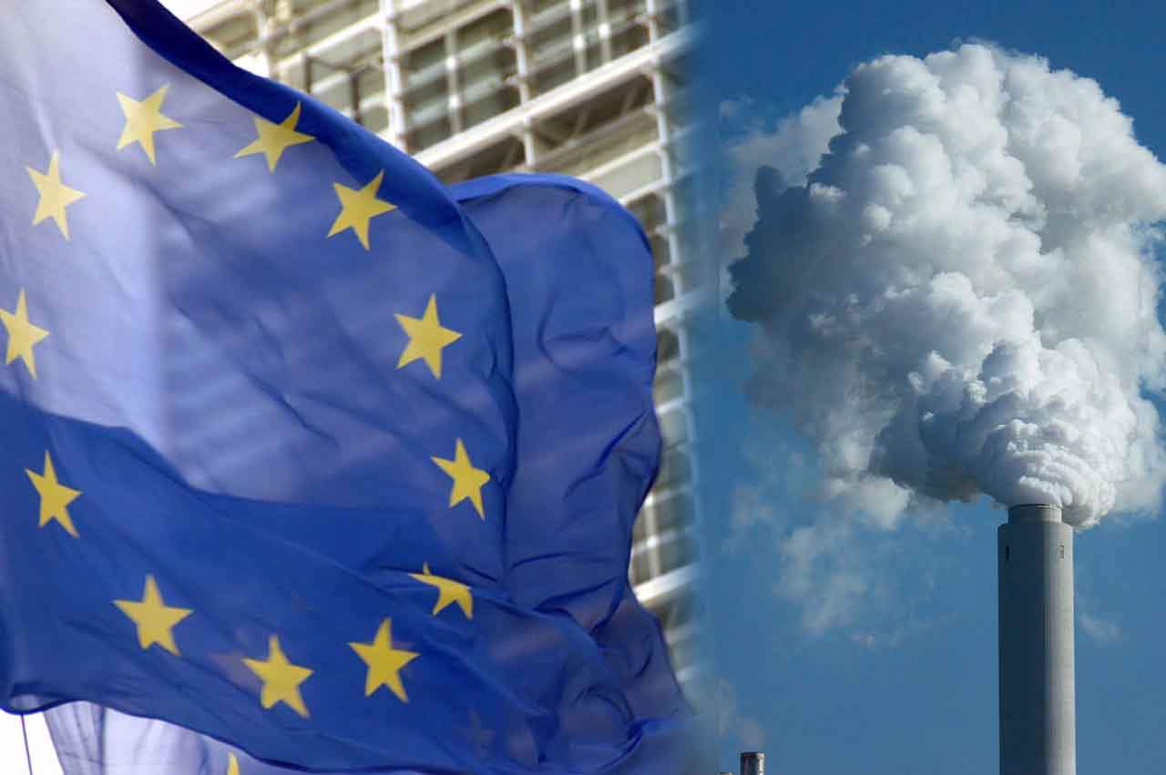 Bandera de la UE frente a la sede de la Comisión Europea. Hidrógeno verde de energías fósiles / Imágen: EA - EP