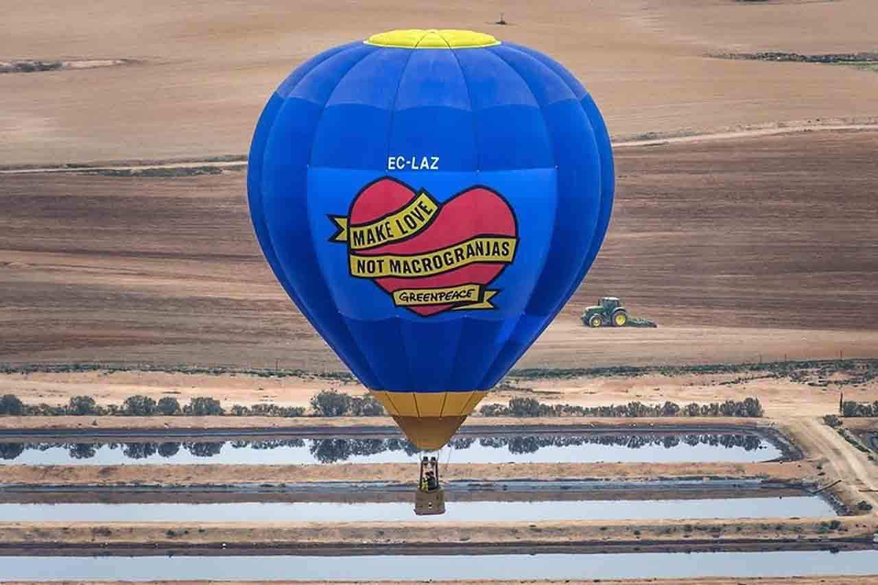 Globo de Greenpeace sobrevuela la macrogranja de cerdos en Hellín (Albacete) / Foto: EP