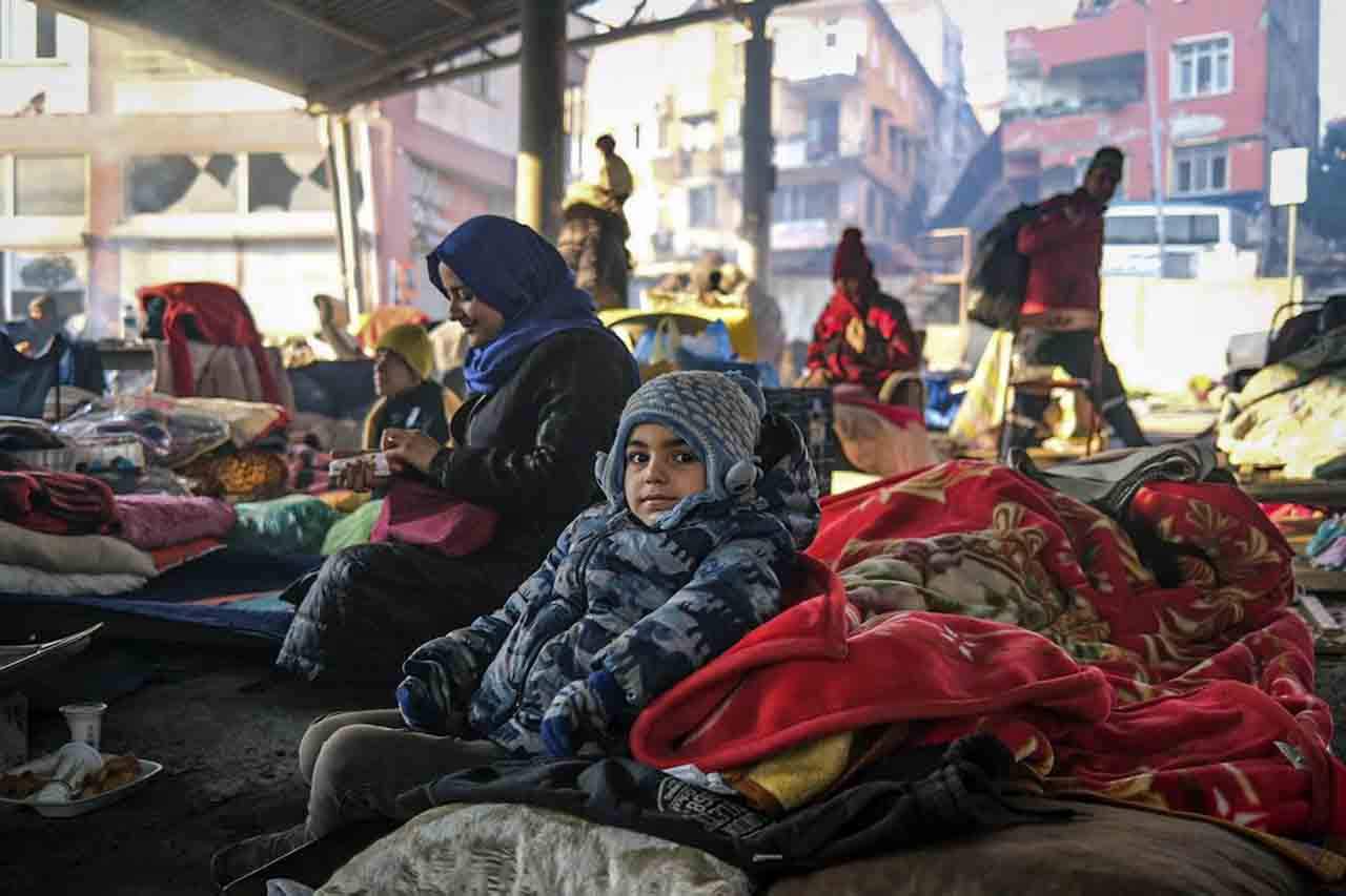 Un niño junto a su madre en unas instalaciones para acoger a las víctimas del terremo en Turquía / Foto: EP