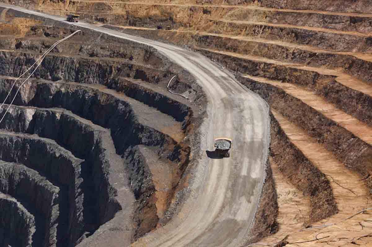 Camiones transportan mineral de oro de una mina en Australia / Foto: The Conversation