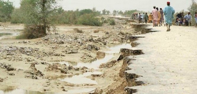 Carreteras destruidas por las inundaciones en Pakistán. Piden un reconocimiento específico para los refugiados climáticos / Foto: ACNUR