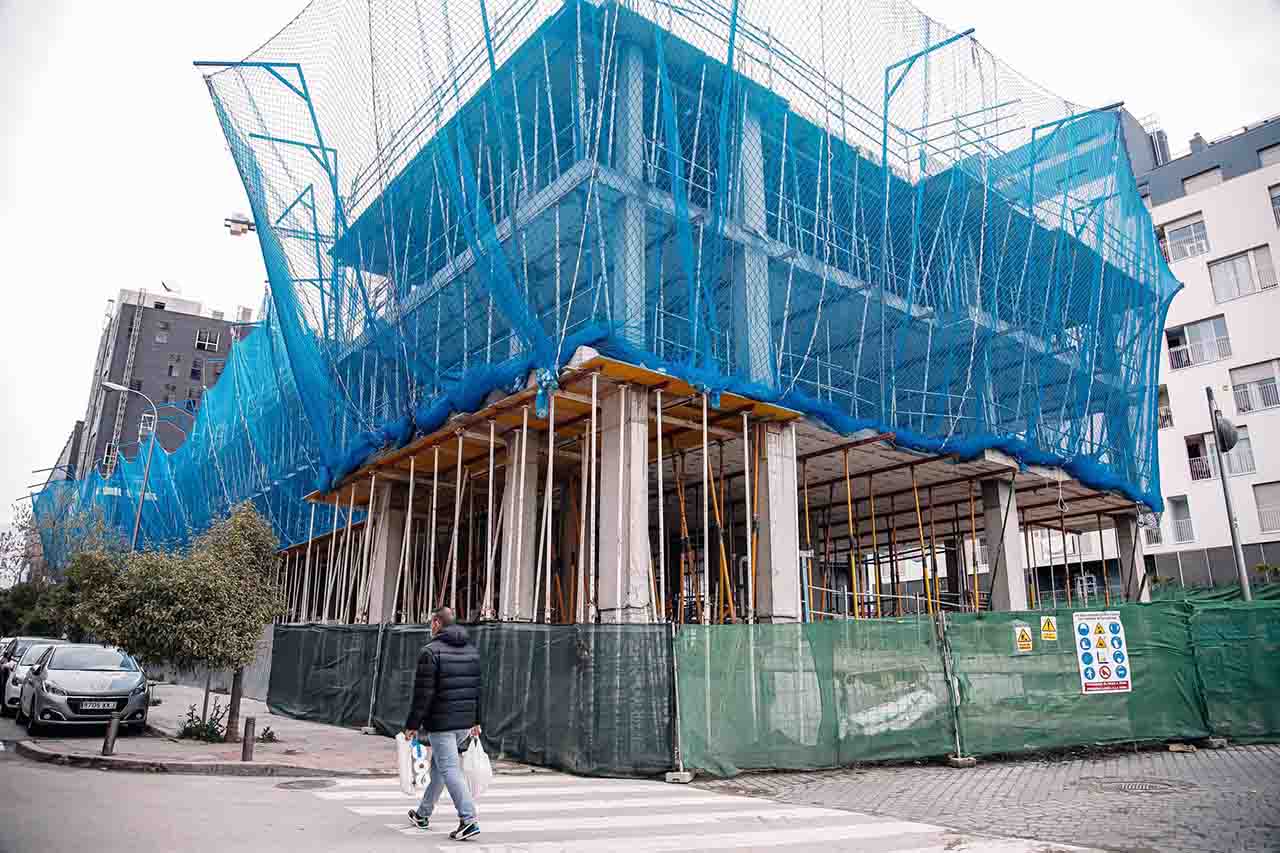 Vista general de una obra, en construcción, parada por falta de suministros como el hormigón, en Vallecas, a 23 de marzo de 2022, en Madrid (España) / Foto: EP