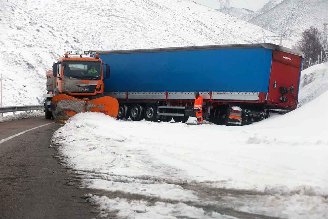 Un camión accidentado a causa de la nieve en la carretera, a 23 de febrero de 2023, en León, Castilla y León (España). El frío y las nevadas vuelven mañana / Foto: EP