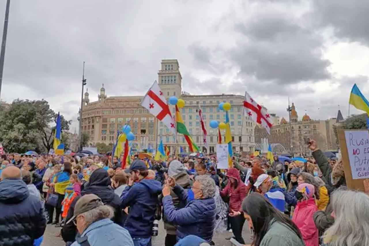 Centenares de personas se manifiestan en contra de la guerra en Ucranial, en Barcelona (Cataluña) el pasado marzo de 2022 / Foto: EP