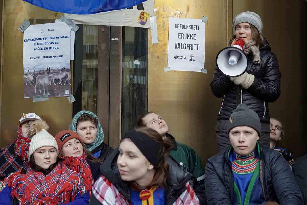 Greta Thunberg y varias decenas de activistas bloquean las puertas del Ministerio de Petróleo y Energía de Noruega, en Oslo / Foto: EP