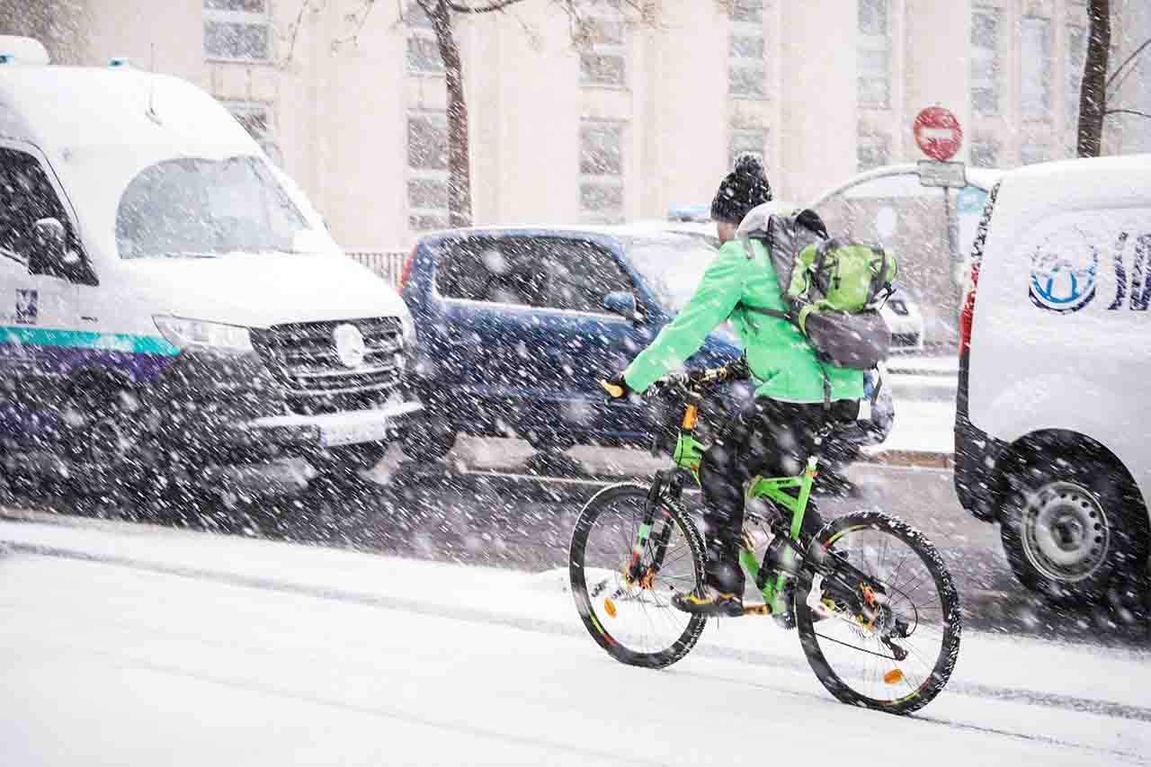 Un ciclista entre la nieve. Borrasca 'Juliette' / Foto: EP