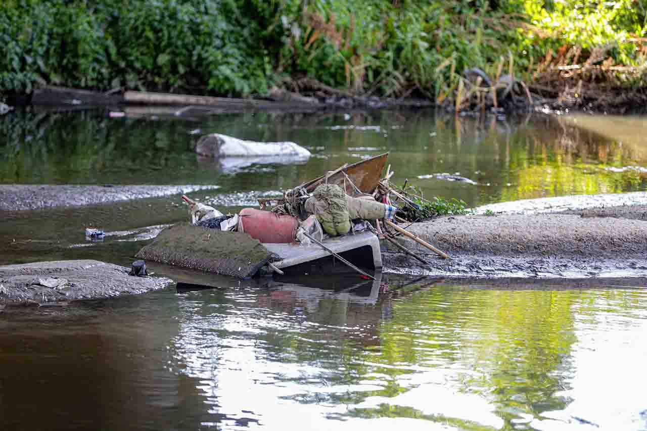 Basura y contaminación en el río Guadarrama / Foto: Ricardo Rubio - EP