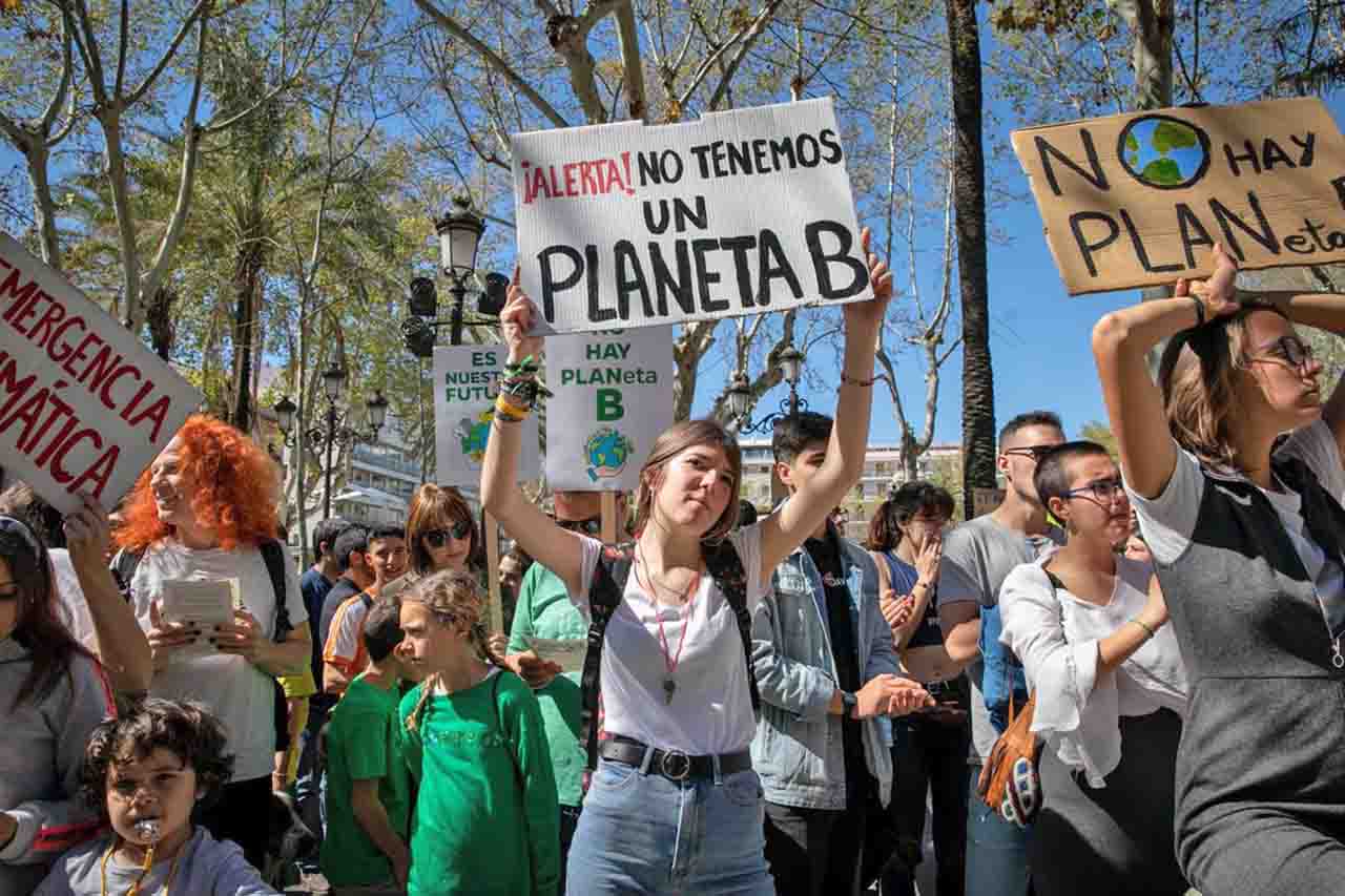 Una joven sostiene un cartel en el que puede leer: "¡Alerta! No tenemos un Planeta B". Juventud X Clima se moviliza el 3 de marzo de 2023 / Foto: EP