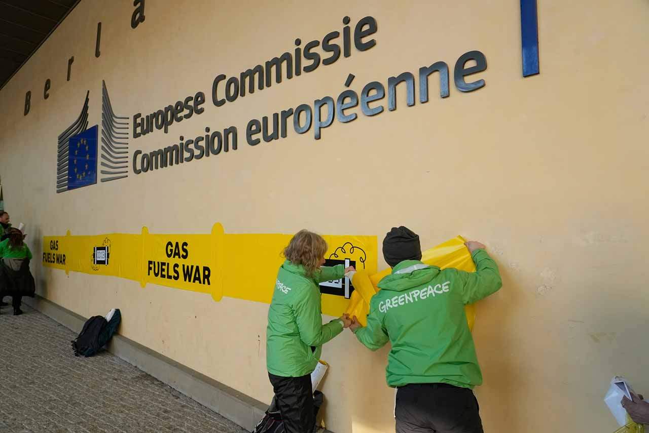 Acción de Greenpeace en la sede de la CE en contra del EastMed  / Foto: Greenpeace