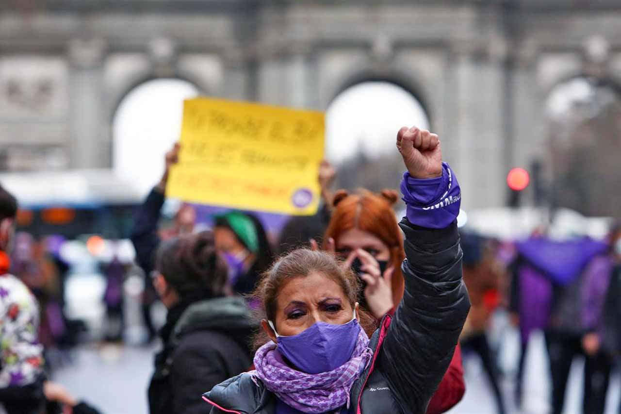Varias mujeres participan en una manifestación feminista en la calle Alcalá, en Madrid (España), a 8 de marzo de 2021. Día Internacional de la Mujer / Foto: Archivo - EP