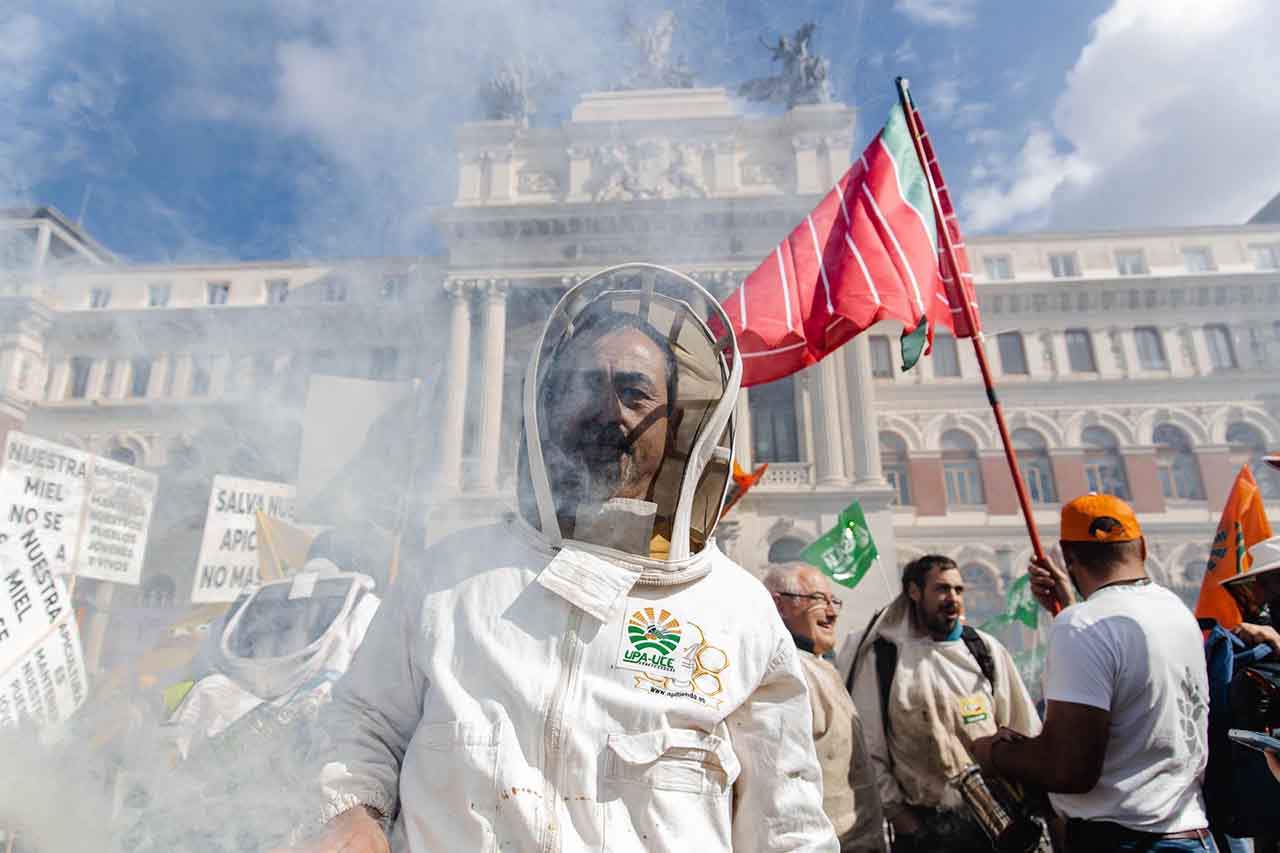 Movilización de apicultores frente al Ministerio de Agricultura / Foto: Carlos Luján - EP