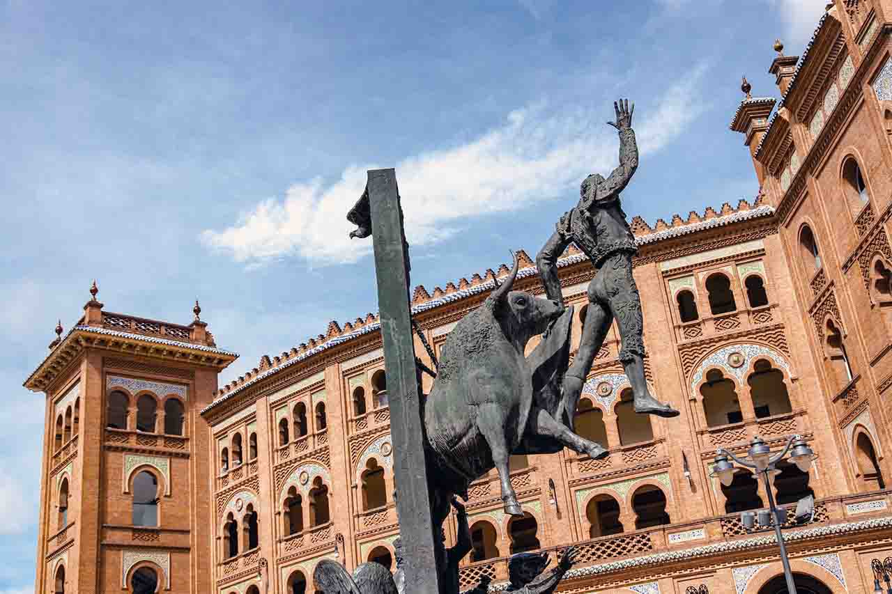 Escultura del torero bordelés José Cubero Yiyo del escultor Luis Sanguino frente a la fachada de la plaza de toros de Las Ventas de Madrid / Foto: EP