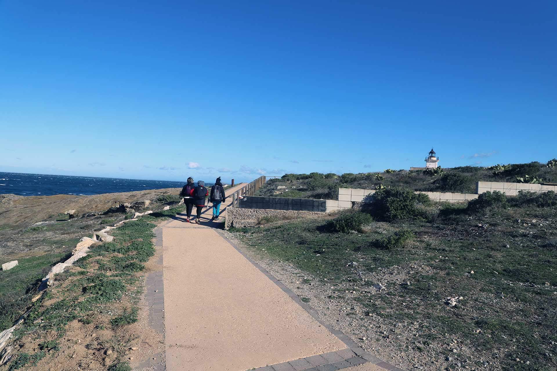 Tres mujeres caminan por el camino de ronda que lleva de Llançà a al Port de la Selva pasando por el faro de s'Arenella en la provincia de Girona, Catalunya (España) / Foto: FFM - EA