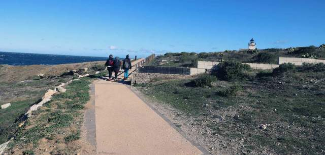 Tres mujeres caminan por el camino de ronda que lleva de Llançà a al Port de la Selva pasando por el faro de s'Arenella en la provincia de Girona, Catalunya (España) / Foto: FFM - EA