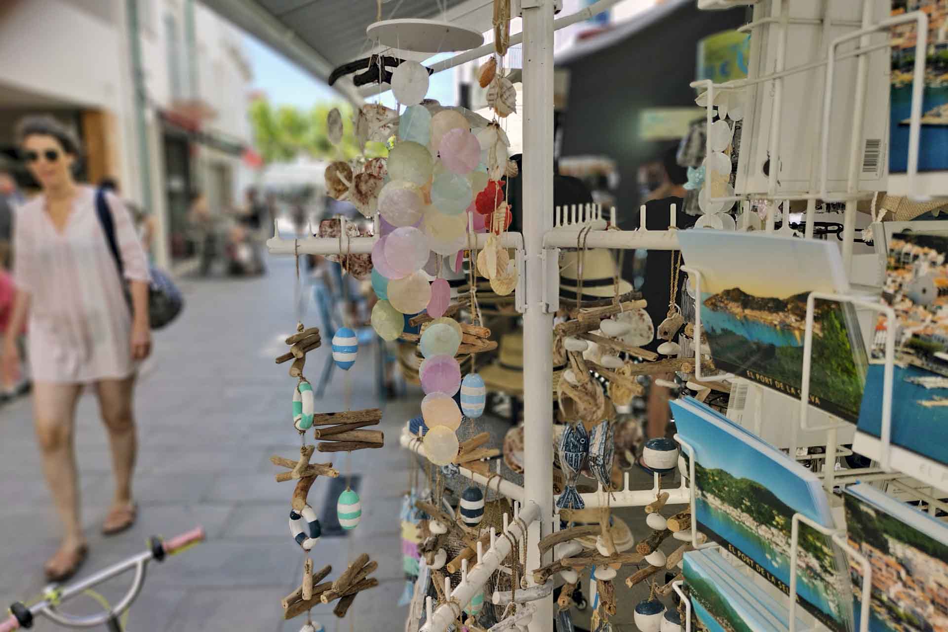 Una de las calles principales del Port de la Selva (Catalunya) muy concurrida por visitantes y turistas / Foto: FFM - EA