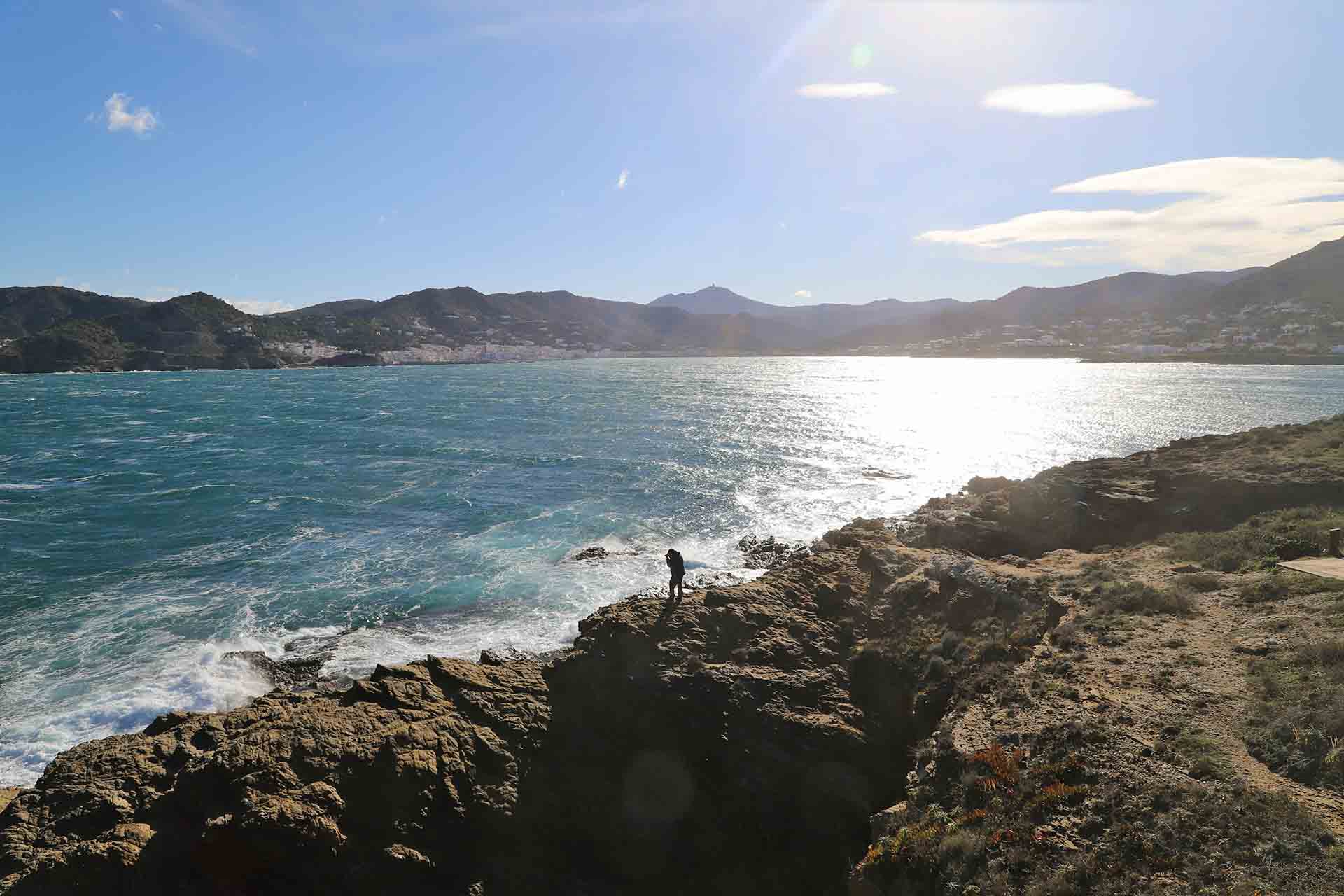 Una persona fotografía en Punta de s'Arenella en Cap de Creus (Catalunya) en un día de fuerte viento de Tramontana, un punto cercano a donde comienza el corredor de cetáceos del Mediterráneo / Foto: FFM - EA