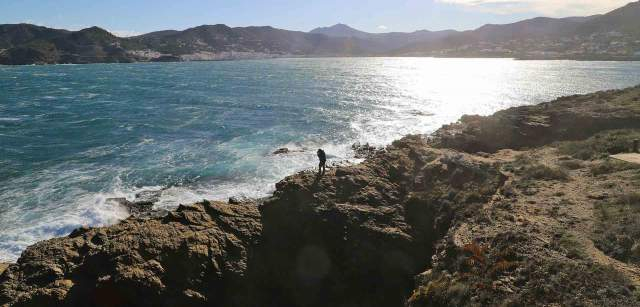 Una persona fotografía en Punta de s'Arenella en Cap de Creus (Catalunya) en un día de fuerte viento de Tramontana, un punto cercano a donde comienza el corredor de cetáceos del Mediterráneo / Foto: FFM - EA