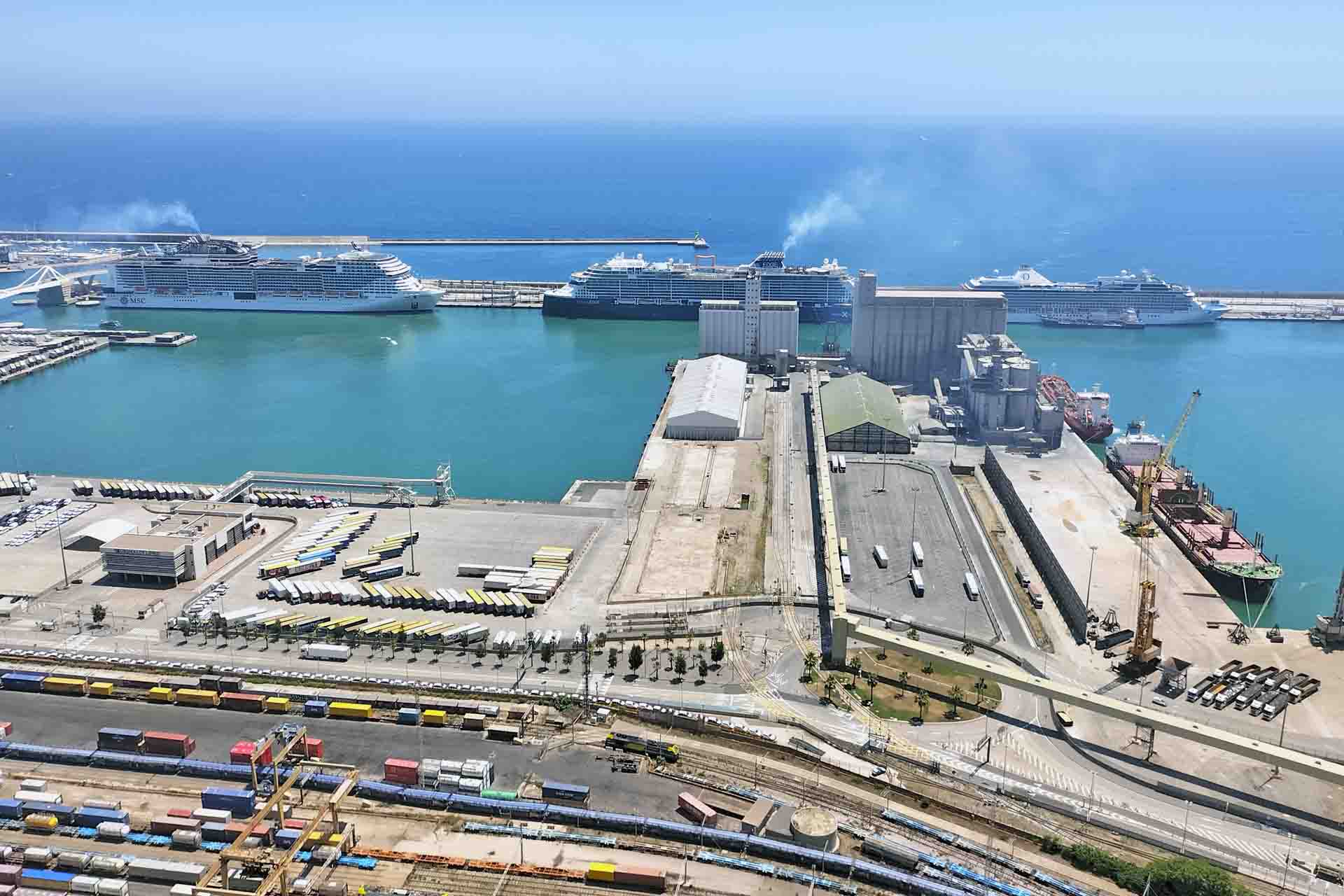 Varios cruceros emanan abundantes cantidades de emisiones en el puerto de Barcelona altamente concurrido por este tipo de embarcaciones / Foto: FFM - EA