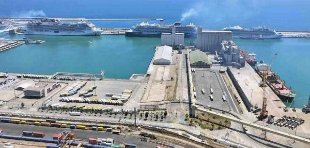 Varios cruceros emanan abundantes cantidades de emisiones en el puerto de Barcelona altamente concurrido por este tipo de embarcaciones / Foto: FFM - EA