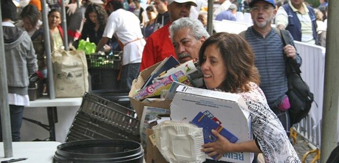 Ciudadanos de México acuden con residuos para el intercambio / Foto: Semarnat