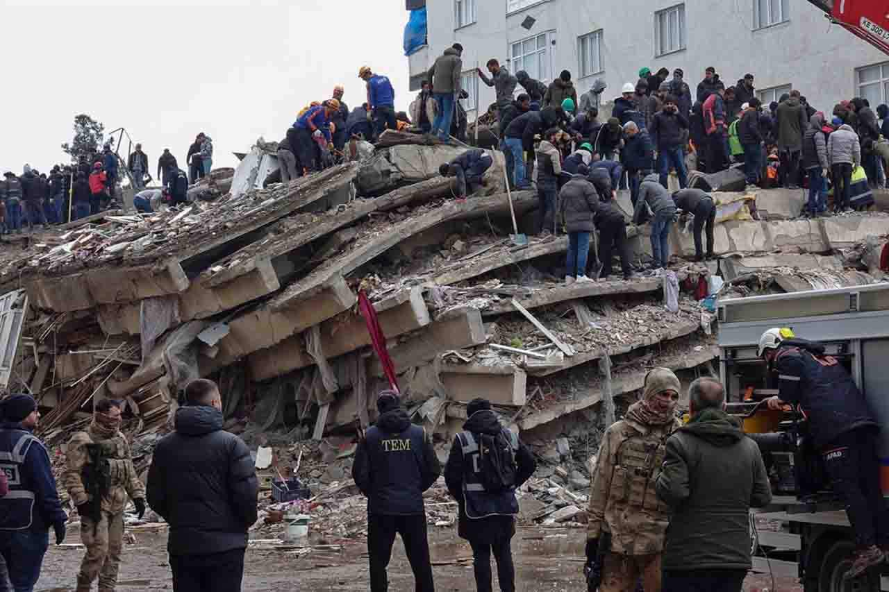 Decenas de personas participan en el rescate tras los terremotos de Turquía y Siria / Foto: EP