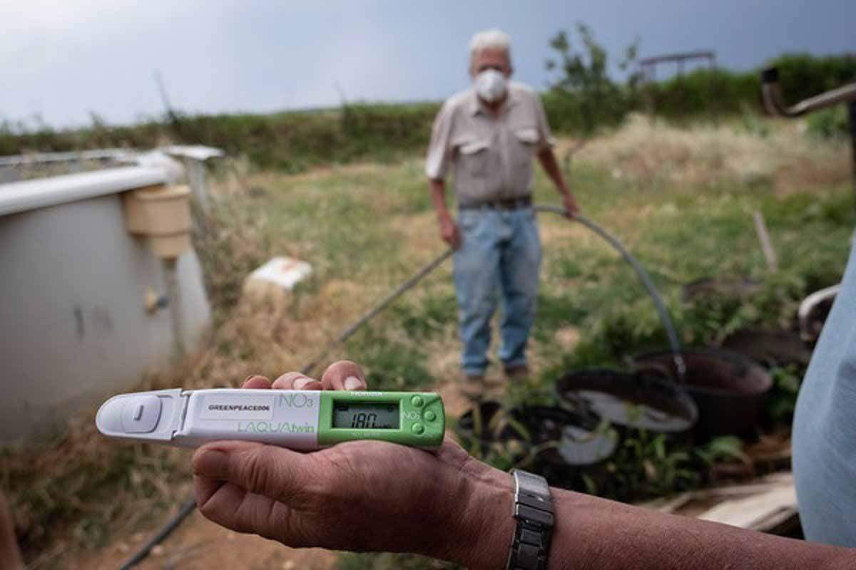 Medidor de nitratos. Casi el 60% de las mediciones marcan contaminación / Foto: Pedro Armestre