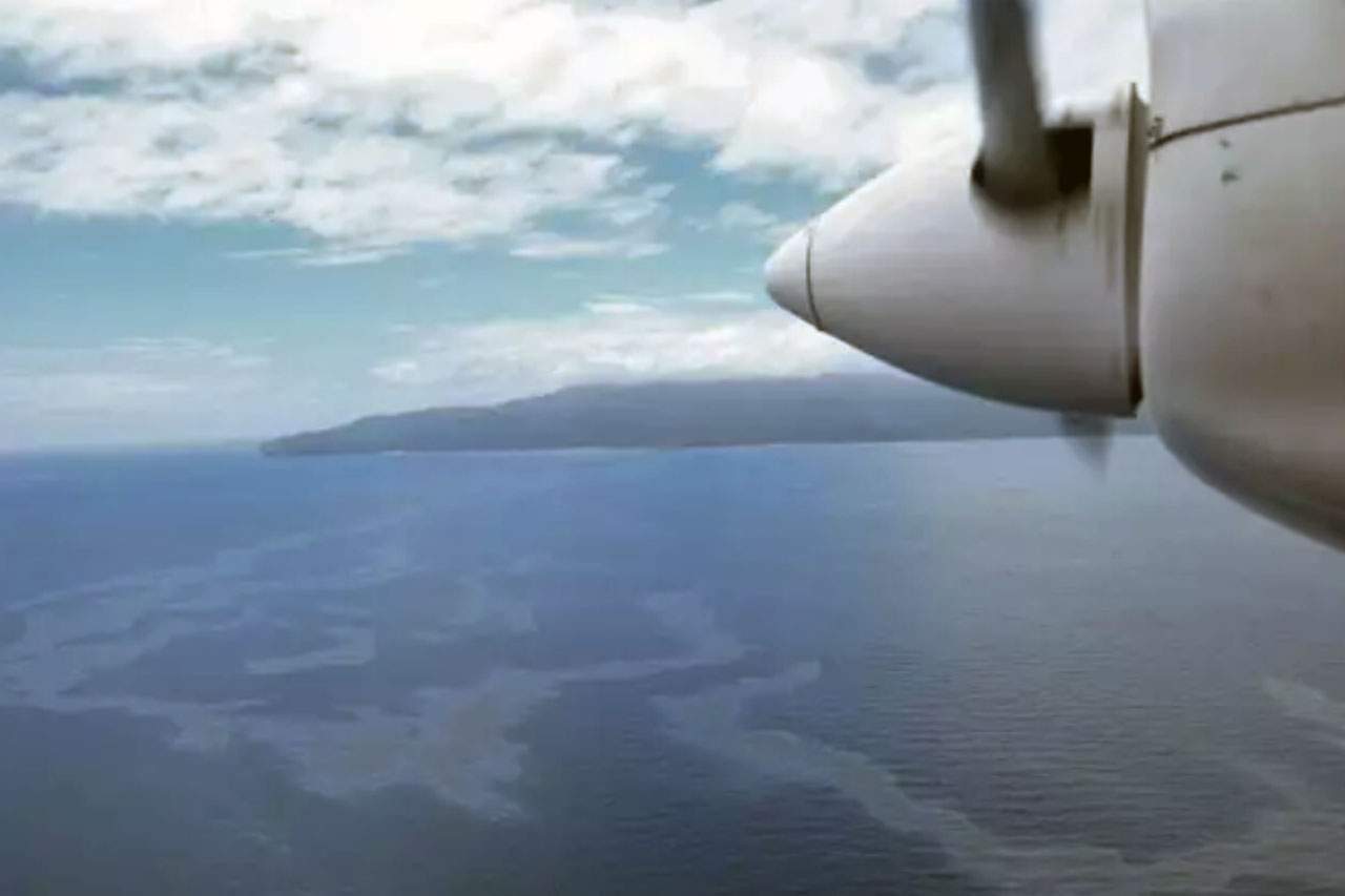 Las Fuerzas de Aviación filipinas recogen imágenes sobre un vertido de combustible en el estrecho de Tablas / Foto: EP