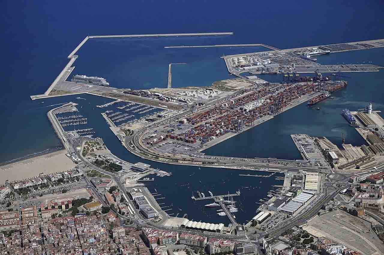 Vista aérea del Puerto de Valencia. Declaraciones de impacto ambiental (DÍA) en proyectos abandonados y reanudados  / Foto: EP