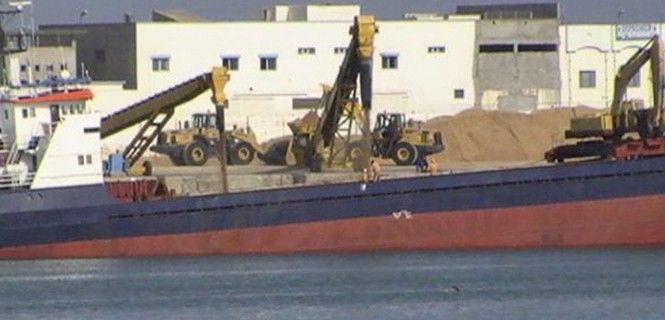 El mercante 'Trío Vega' cargando arena en el puerto de El-Aaiún. Expolio de arena. Arenas robadas / Foto: WSRW