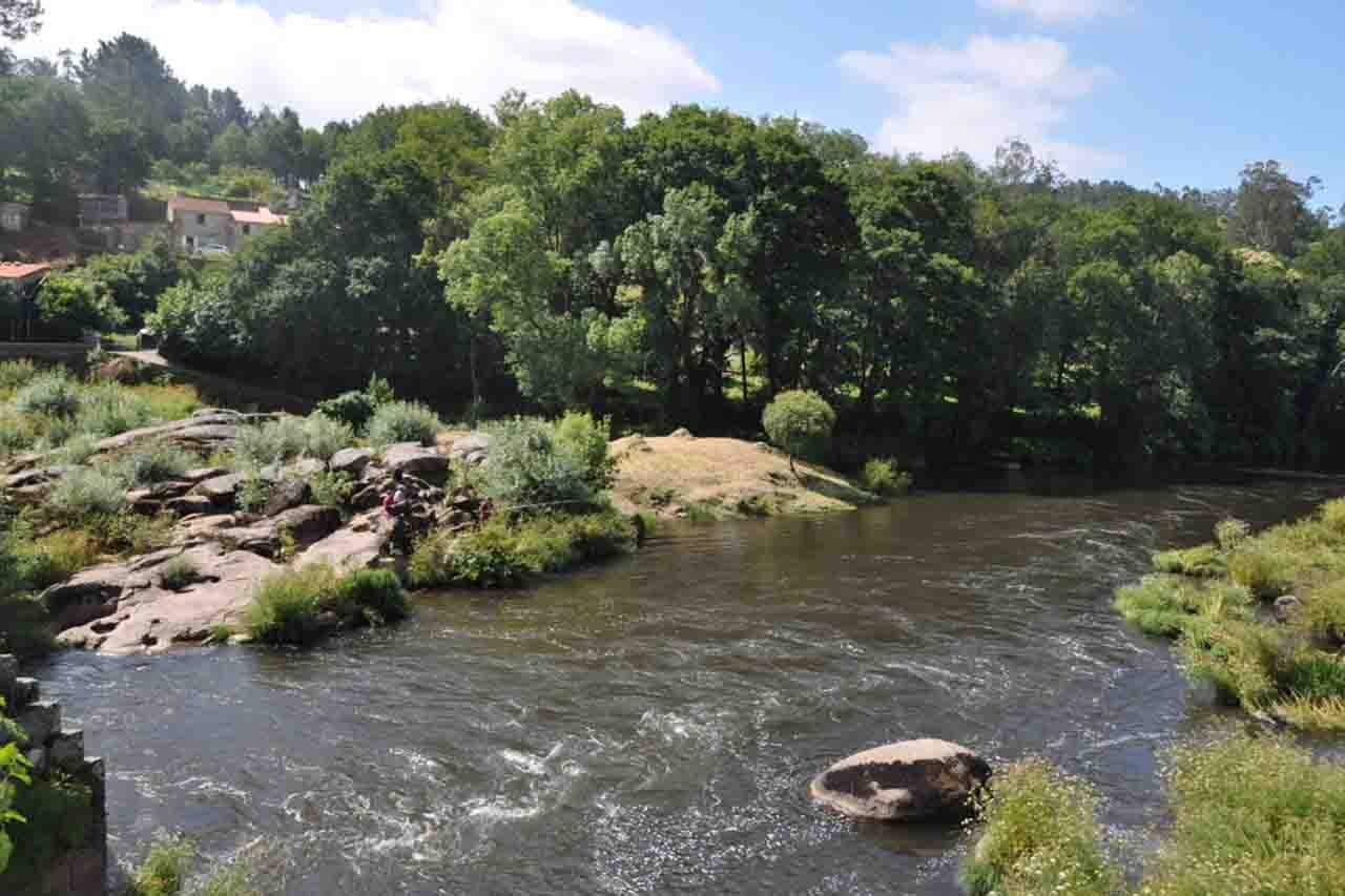 Las empresas gestoras del agua deberán definir sus planes de emergencia climática.  Río Tambre a su paso por Ponte Maceira / Foto: EP