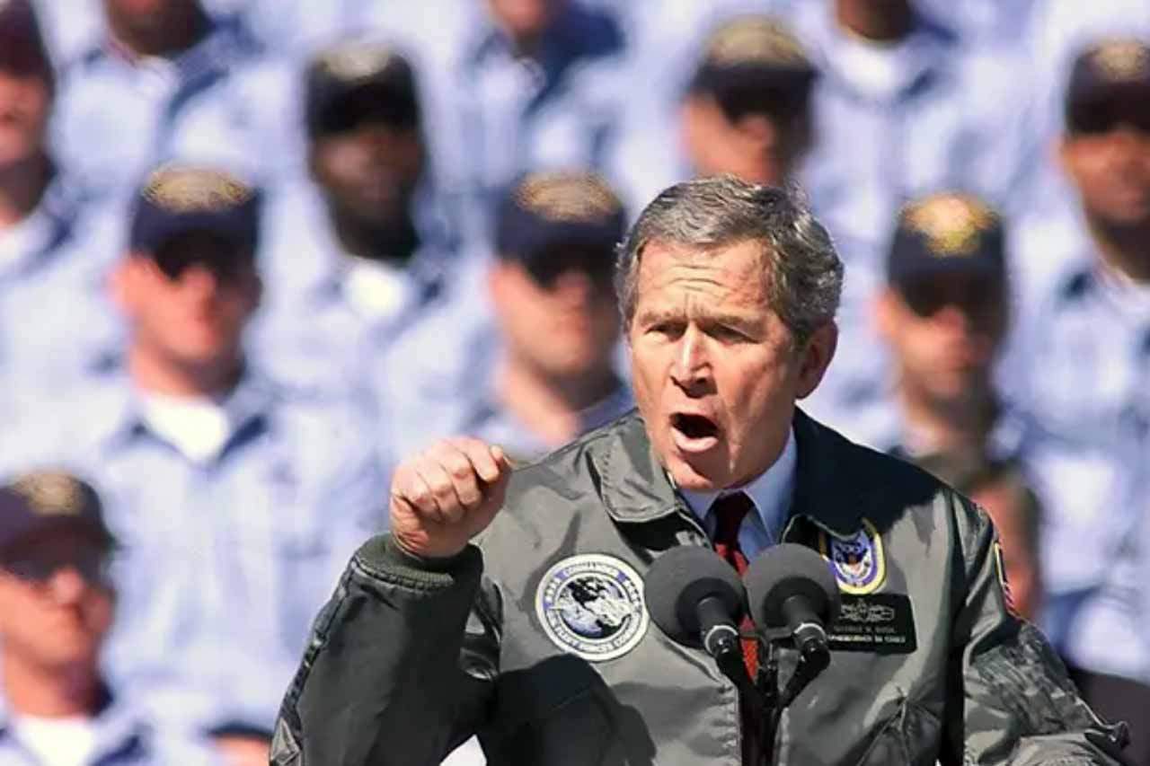 El expresidente de EEUU George W. Bush durante un discurso en la base naval de Mayport el 13 de febrero de 2003 / Foto: EP